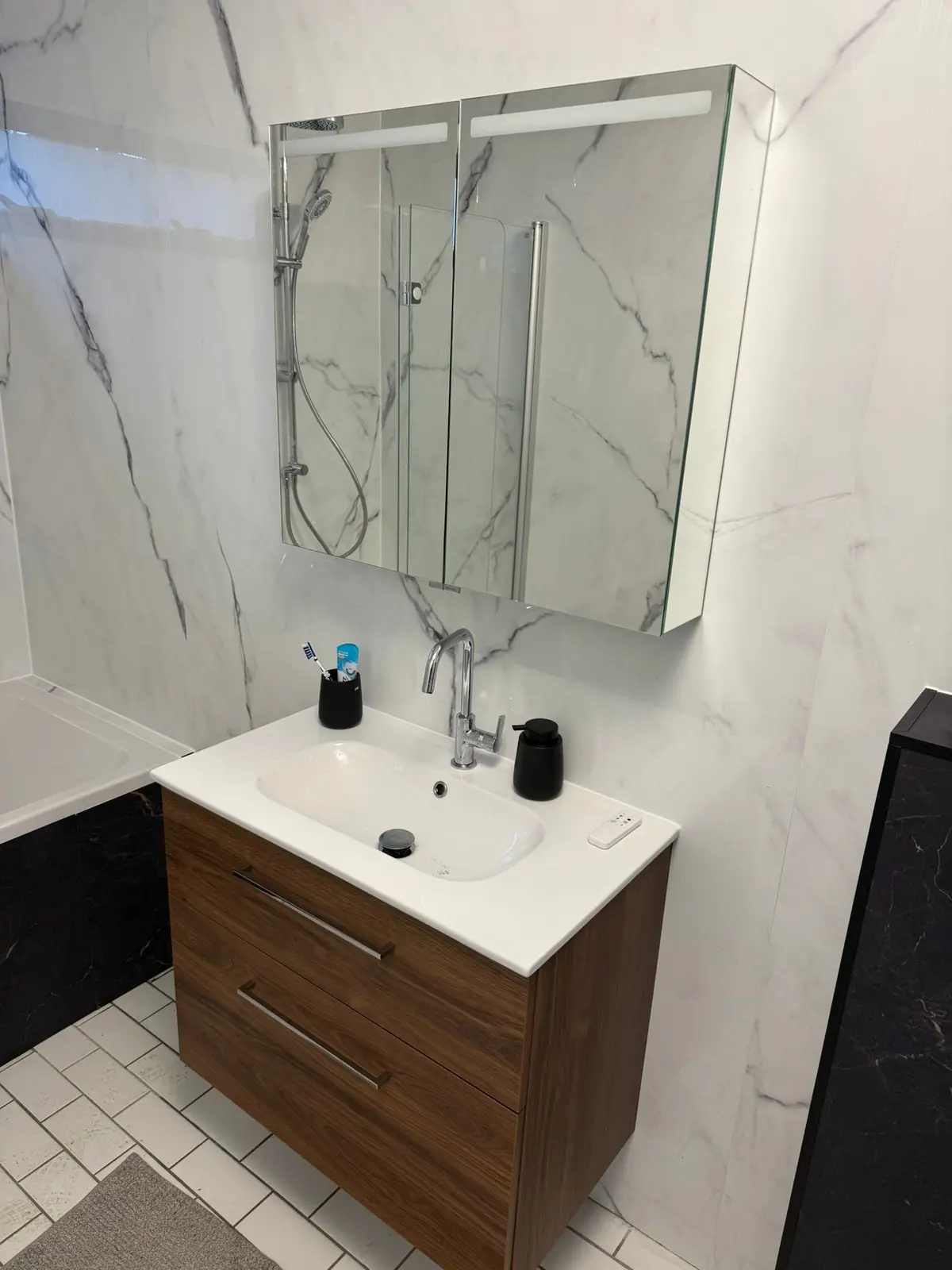 Marmerlook badkamer na renovatie