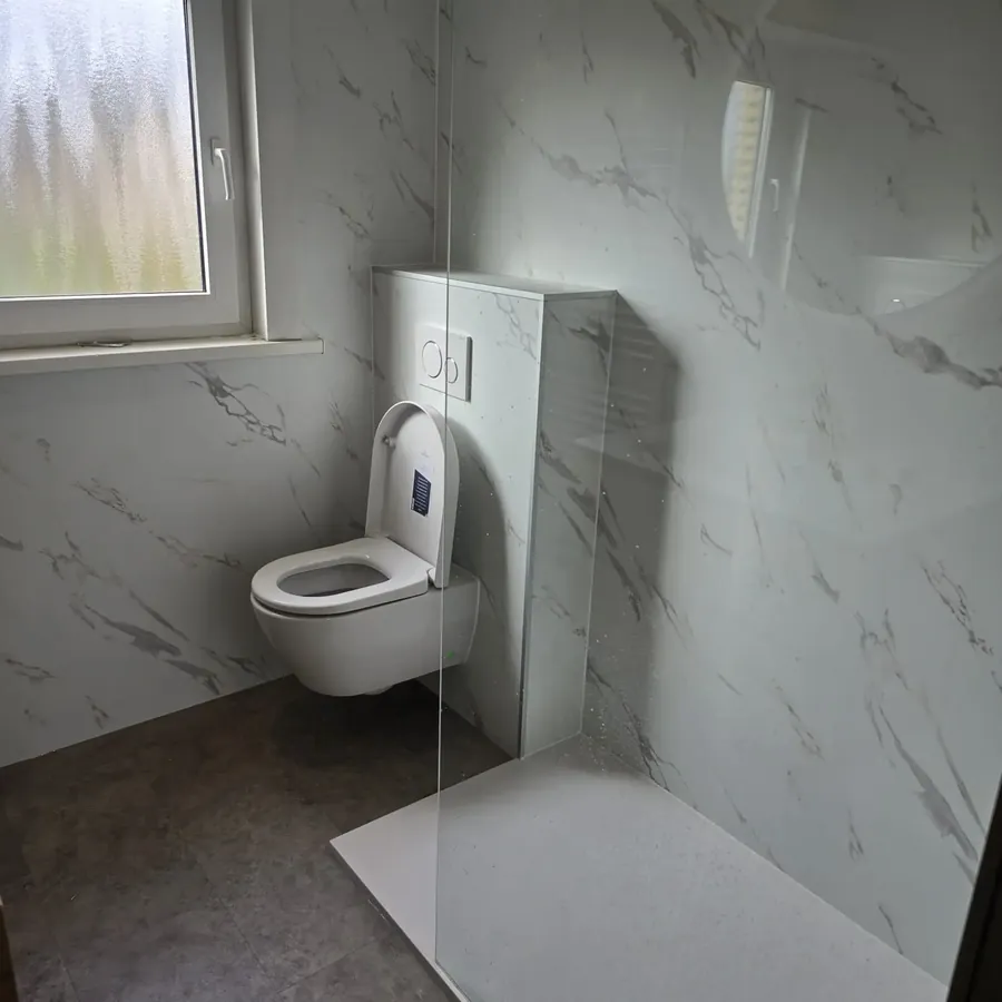 Drempelvrije inloopdouche met glazen wand en antislipvloer — project van Veilig Baden
