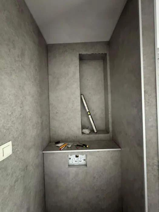Voorzetwand met nis Voorzetwand voor hangtoilet met nis, bekleed met grijze stenen-look wandpanelen